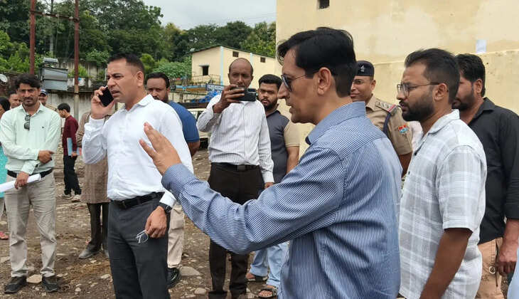 रामनगर - औचक निरीक्षण में खुली व्यवस्थाओं की पोल, कमिश्नर दीपक रावत ने इस अधिकारी का वेतन रोकने के दिए निर्देश