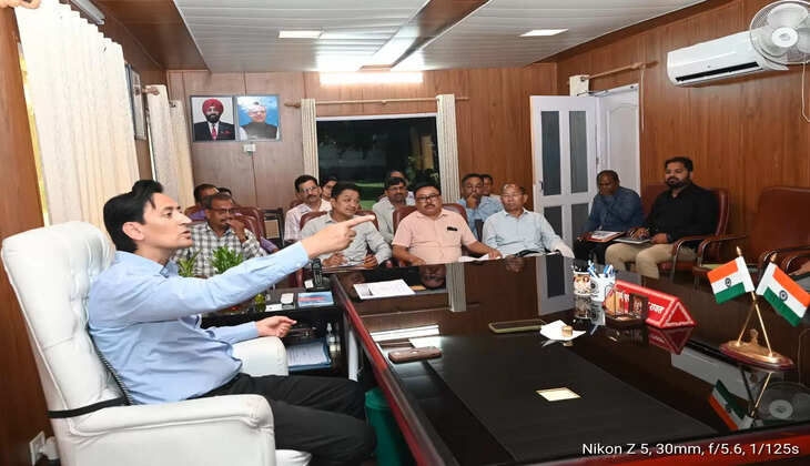 हल्द्वानी - कमिश्नर दीपक रावत ने इन विभागों ली बैठक, कॉलोनी डेवलप करने वाले बिल्डरों को करना होगा पहले यह काम 