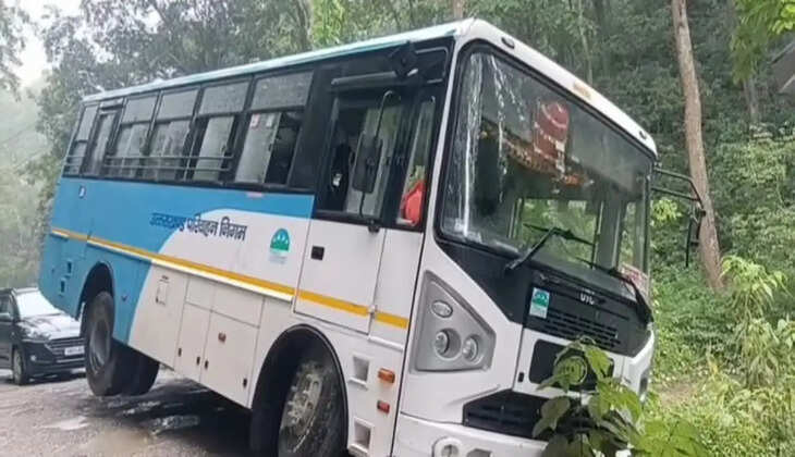 नैनीताल - कार को बचाने के चक्कर में अनियंत्रित हुई रोडवेज बस, बाल-बाल बचे यात्री, मची चीख-पुकार, बड़ा हादसा टला