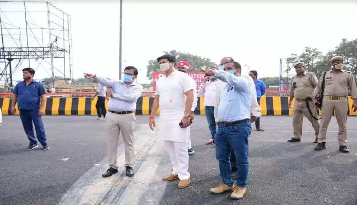 पुल का निरीक्षण करते डा उमेश गौतम 