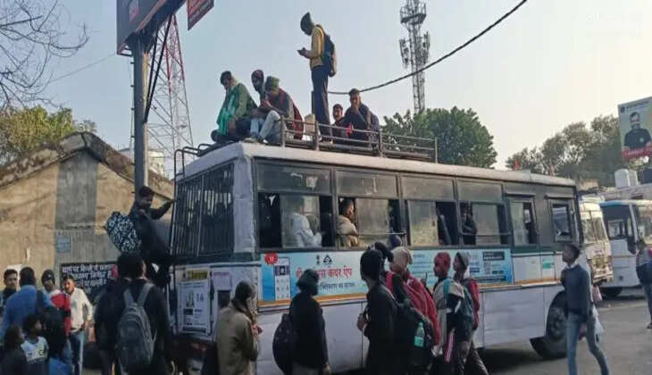  हल्द्वानी - रोडवेज में अचानक युवाओं की उमड़ी भीड़, बसों के छतों पर चढ़े काटा हंगामा, प्रशासन के फूले हाथ-पांव 