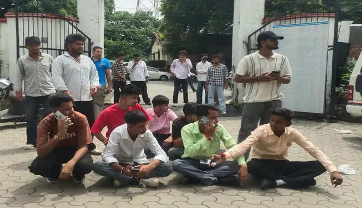 हल्द्वानी - एमबीपीजी कॉलेज चुनाव प्रचार के दौरान मारपीट, कार्रवाई की मांग को लेकर छात्रों का कोतवाली में धरना
