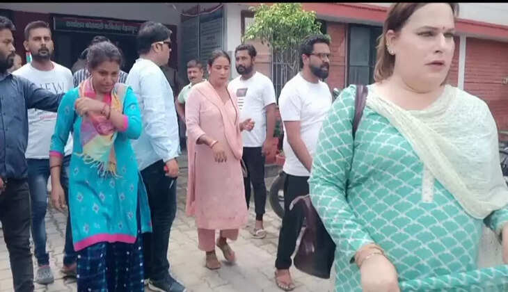 Uttarakhand News -  यहाँ 51 हजार रुपए मांग रही थी किन्नर असमर्थता जताने पर प्रसूता के पेट पर मारी लात, लोगों ने जमकर कर दी धुनाई