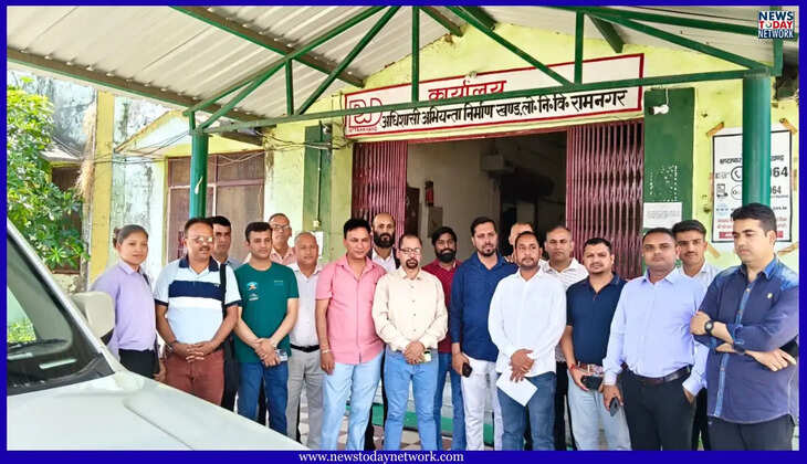 रामनगर - राहुल सिंह दरम्वाल के नेतृत्व में खराब सड़कों को लेकर PWD कार्यालय का घेराव और प्रदर्शन, सौंपा ज्ञापन