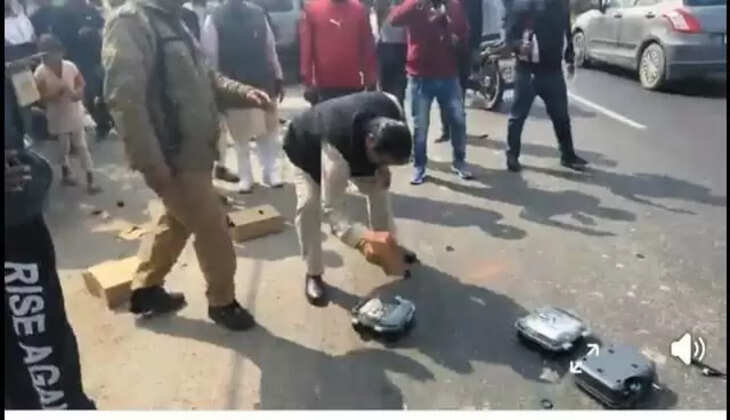 उत्तराखंड - विधायक का ऐसा प्रदर्शन, एक दर्जन से अधिक स्मार्ट मीटर सड़क में पटककर तोड़ डाले, जानिये वजह 