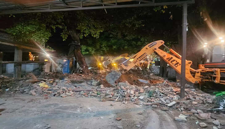 उत्तराखंड - दून अस्पताल में बनी अवैध मजार पर चला धामी सरकार का बुल्डोजर, देर रात हुई कार्रवाई 