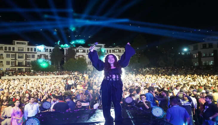 भीमताल की वादियों में चला नेहा कक्कड़ की सिंगिंग का जादू, ग्राफिक एरा के छात्र - छात्राओं को झूमने पर किया मजबूर&nbsp;Neha Kakkar Graphic Era, Bhimtal