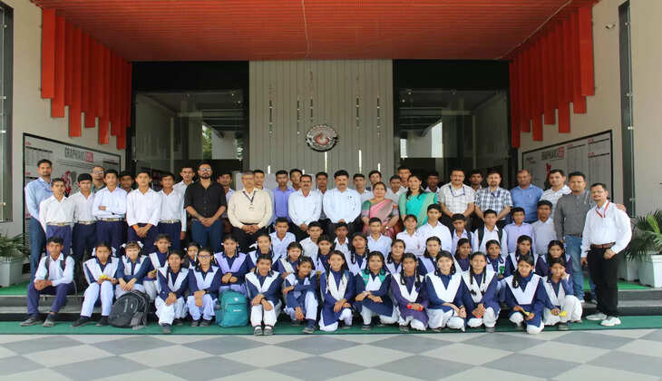 दौलतपुर के छात्रों ने किया ग्राफिक एरा हिल यूनिवर्सिटी का शैक्षिक भ्रमण:  करियर  विकल्पों की ली जानकारी