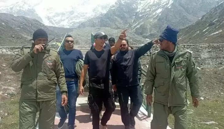Uttarakhand News - केदारनाथ धाम पहुंचे अभिनेता अक्षय कुमार, धाम में पूजा-अर्चना कर लिया आशीर्वाद 