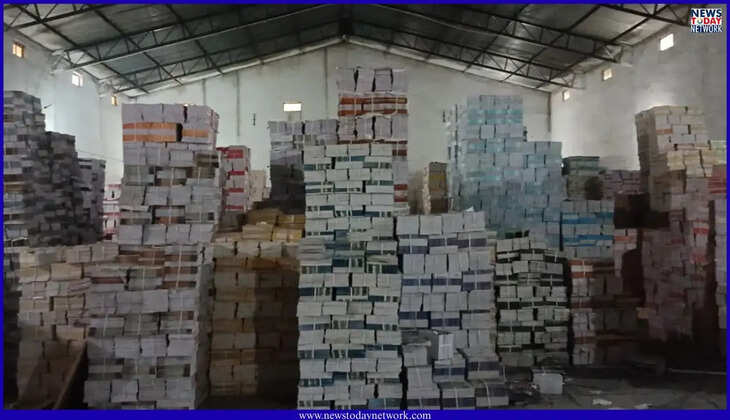 उत्तराखंड - रुद्रपुर में करोड़ों की NCERT किताबें बरामद, प्रशासन-पुलिस की छापेमारी, किताबों से लदा ट्रक भी लिया कब्जे में