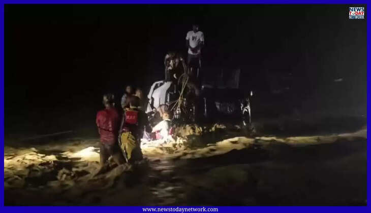 हल्द्वानी - शेर नाले में बही फॉर्च्यूनर कार, बाल-बाल बचे 10 पर्यटक, चेतावनी के बाद भी नहीं मान रहे हैं लोग&nbsp;