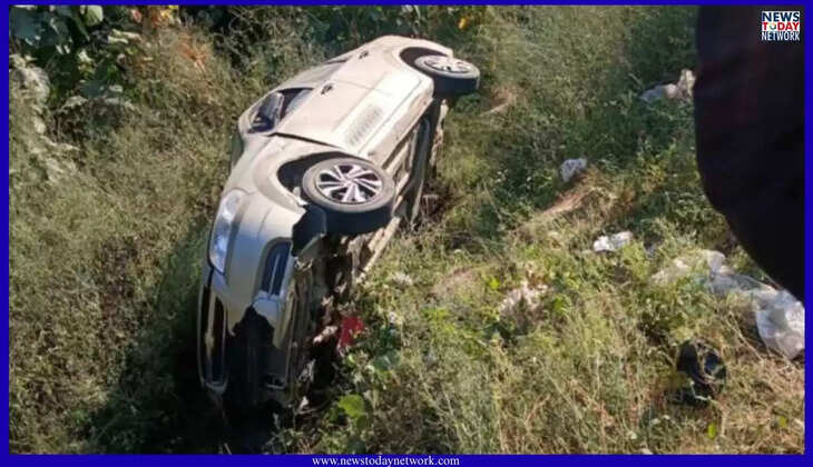 लालकुआं - मोटरसाइकिल सवारों को बचाते हुए कार गौवंश से टकराकर खाई में गिरी, महिला और युवक गंभीर घायल