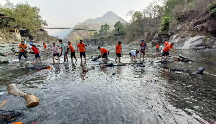 हल्द्वानी - चित्रशिला घाट पर हल्द्वानी ऑनलाइन संस्था सहायता समूह ने चलाया सफाई अभियान, लोगों से की यह अपील 