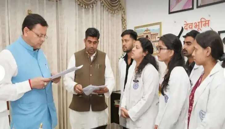 देहरादून - सीएम धामी से मिले पैरामेडिकल छात्र, इंटर्नशिप स्टाइपेंड समेत रखीं कई मांगें