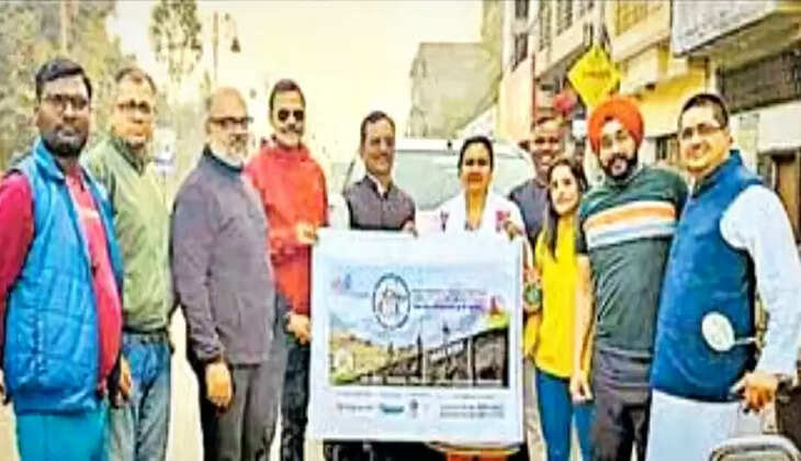 भारत नेपाल मैत्री यात्रा पर बरेली से रवाना हुए आयकर अफसर रविन्द्र सिंह