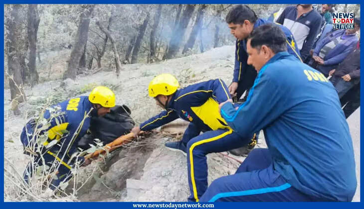 Uttarakhand Accident - अब यहां हो गया दर्दनाक सड़क हादसा, खाई में गिरी कार पिता-पुत्र की मौके पर हो गई मौत Tehri Road Accident 