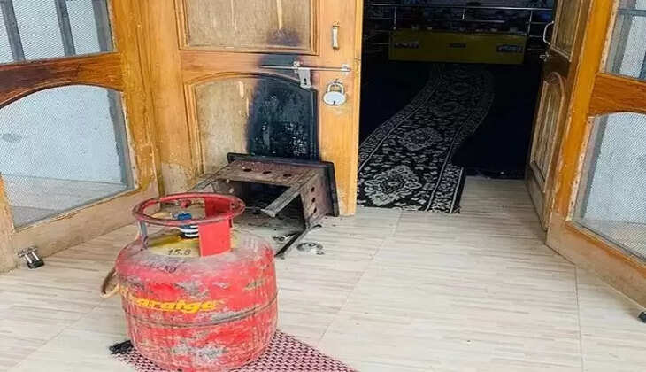 Kumaon News - यहां अराजक तत्वों ने गुरुद्वारे के दरवाजे में लगा दी आग, एक आया पकड़ में तीन फरार 