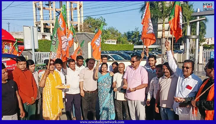 हल्द्वानी - तीन राज्यों में बीजेपी की जीत पर भाजपा कार्यकर्ताओं ने मनाया जश्न, मिठाई बांटकर एक दूसरे को दी बधाई