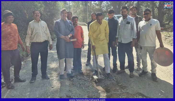 भीमताल - कैबिनेट मंत्री कैड़ा के क्षेत्र आगमन से पहले हरीश पनेरू का अनोखा स्वागत, सड़कों के गड्ढे भर दिखाया आयना&nbsp;