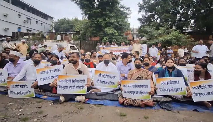 हल्द्वानी- शुद्धिकरण विवाद पर कांग्रेस का मौन सत्याग्रह, बारिश में भी डटे नेता-कार्यकर्ता