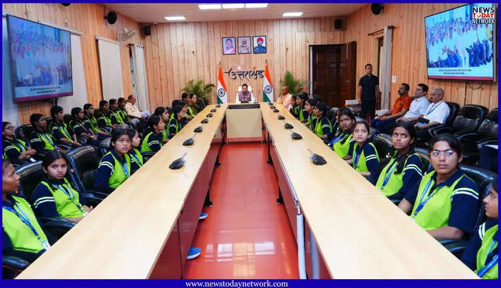 देहरादून - CM धामी ने छात्राओं संग सुनी 'मन की बात', मुख्यमंत्री बोले देशवासियों को प्रेरित करने का सशक्त माध्यम&nbsp;