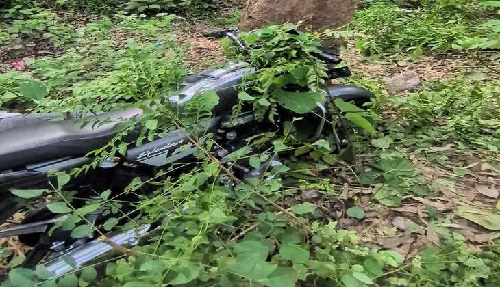 हल्द्वानी - टांडा जंगल में बेलबाबा से पास पेड़ से टकराई बाइक, दो युवकों की हुई दर्दनाक मौत Haldwani Accident News 