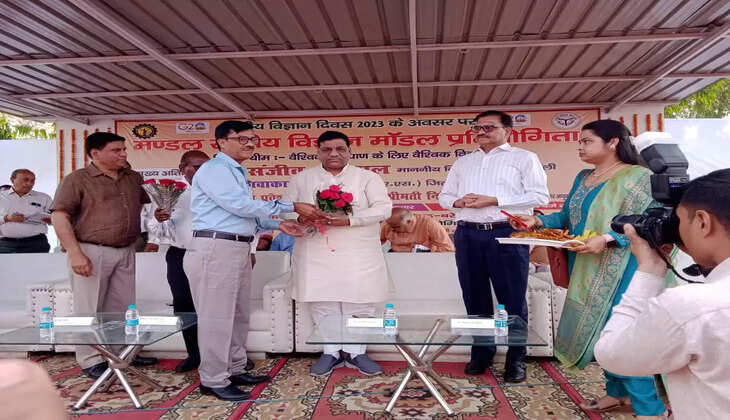 राजकीय इंटर कॉलेज  में लगी मंडलीय विज्ञान प्रदर्शनी