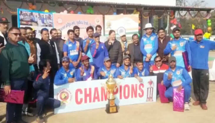 बरेलीः रेलवे स्टेडियम में प्रीमियर क्रिकेट लीग में एडमिन एवेंजर बना विजेता 