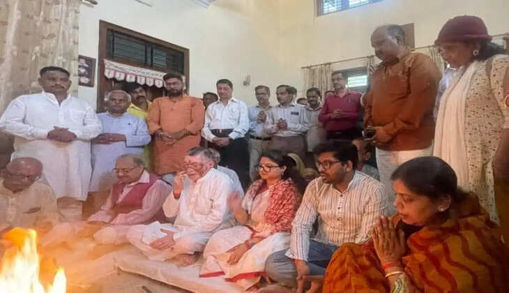 बरेली - श्रद्धांजलि सभा में दिखी राजनीतिक नजदीकियां, राजेश अग्रवाल और संतोष गंगवार फिर आए साथ