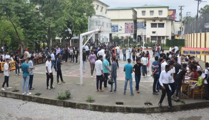 हल्द्वानी - ब्वॉयफ्रेंड को लेकर एमबीपीजी कॉलेज में छात्राओं के बीच मारपीट, बाल नोचे जमकर चले लात-घूंसे&nbsp;