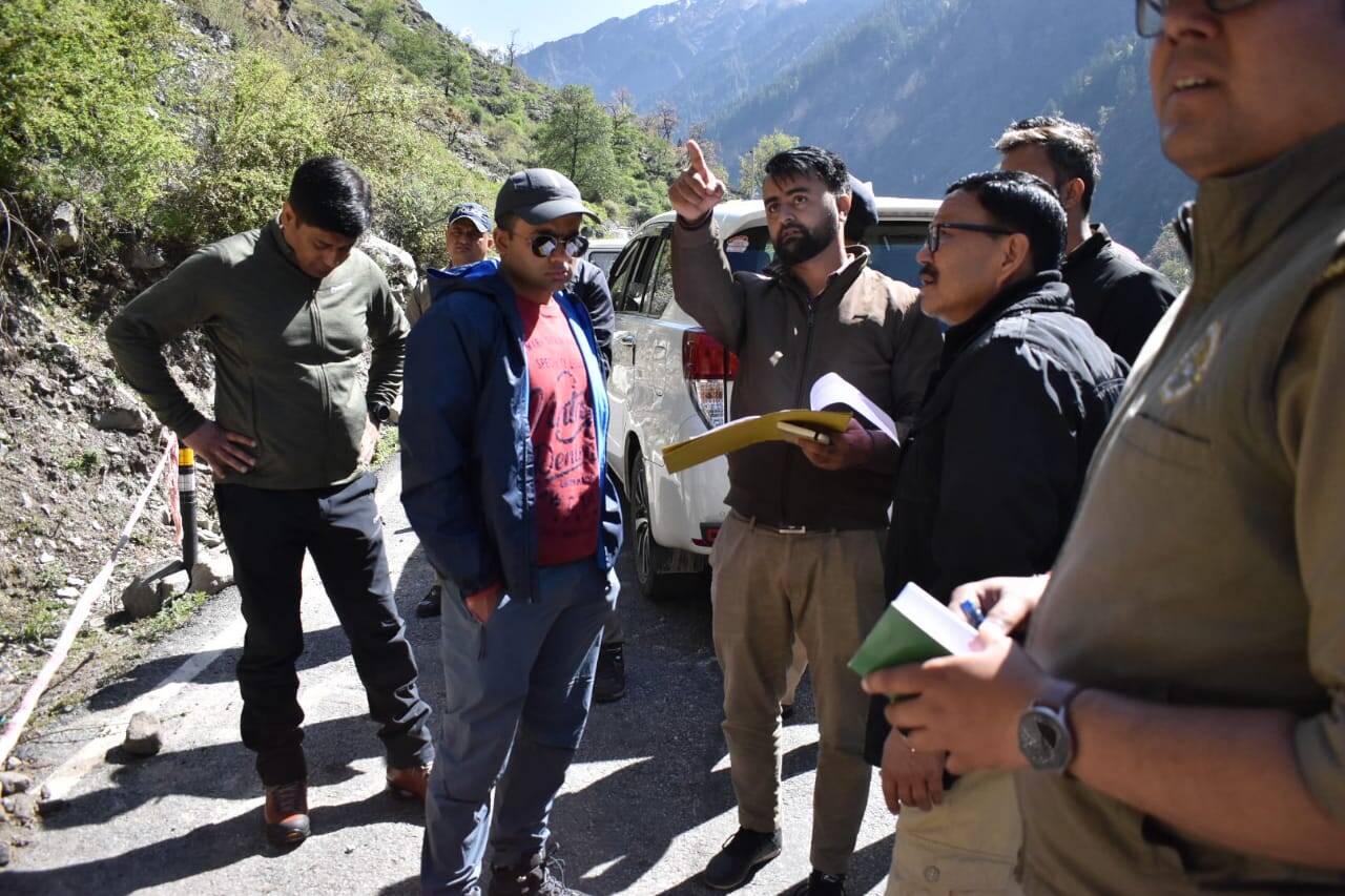 हेमकुण्ड साहिब यात्रा से पहले डीएम हिमांशु खुराना ने किया निरीक्षण, अभी इतनी फ़ीट जमी है बर्फ